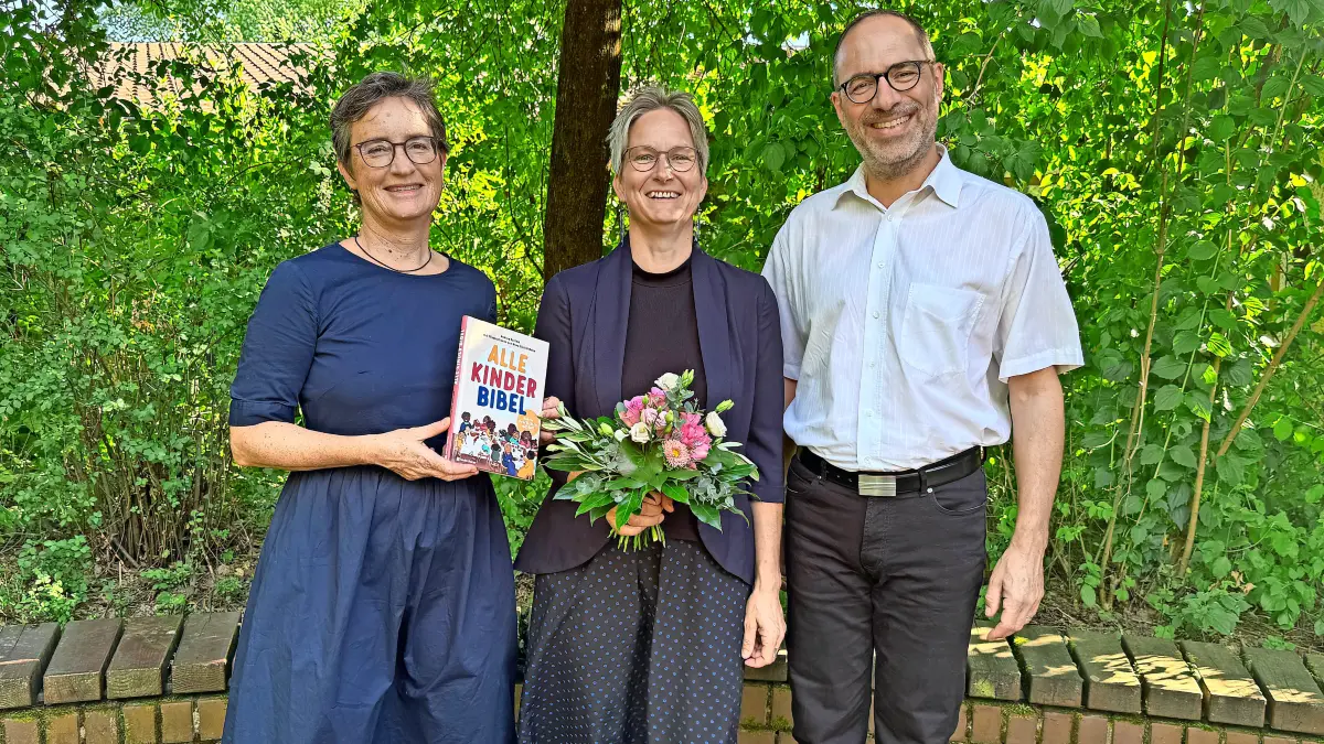 Claudia Roloff, Leiterin der Evangelischen Erwachsenen-Bildung (von links), die neue Bezirksbeauftragten für Flucht und Migration Ursula Blanke-Kießling und Schuldekan Jan Mathis nach der Einführung ins neue Amt.