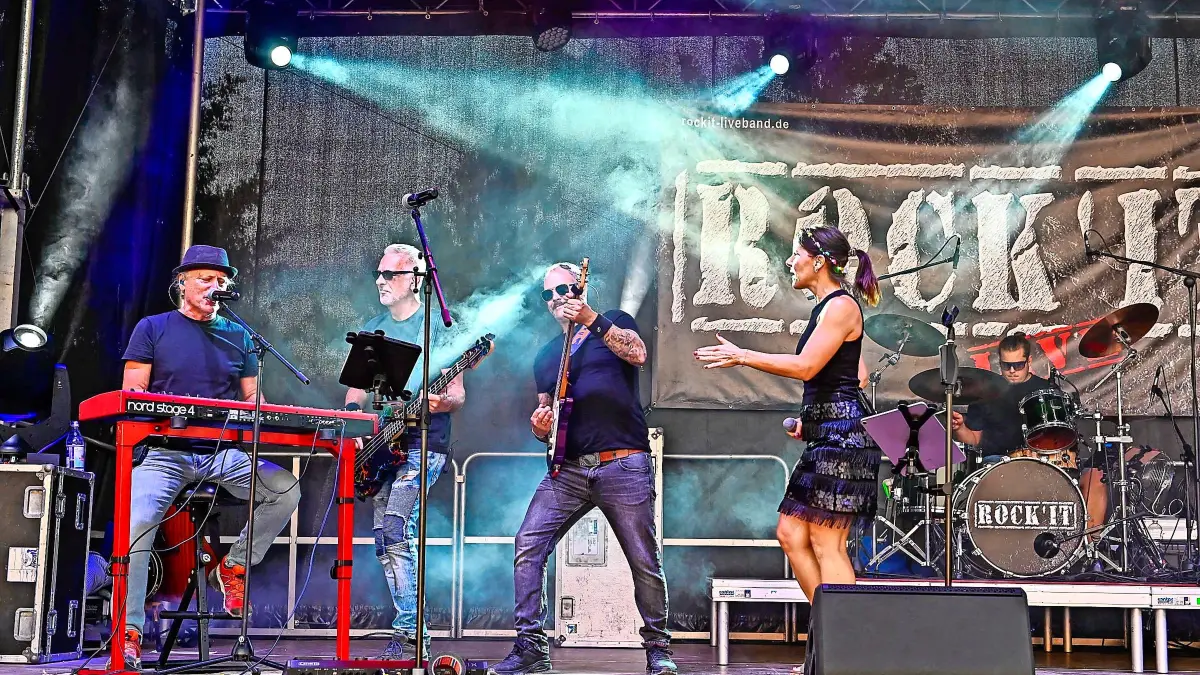 Die Coverband Rock’It sorgte am Freitagabend für Stimmung.