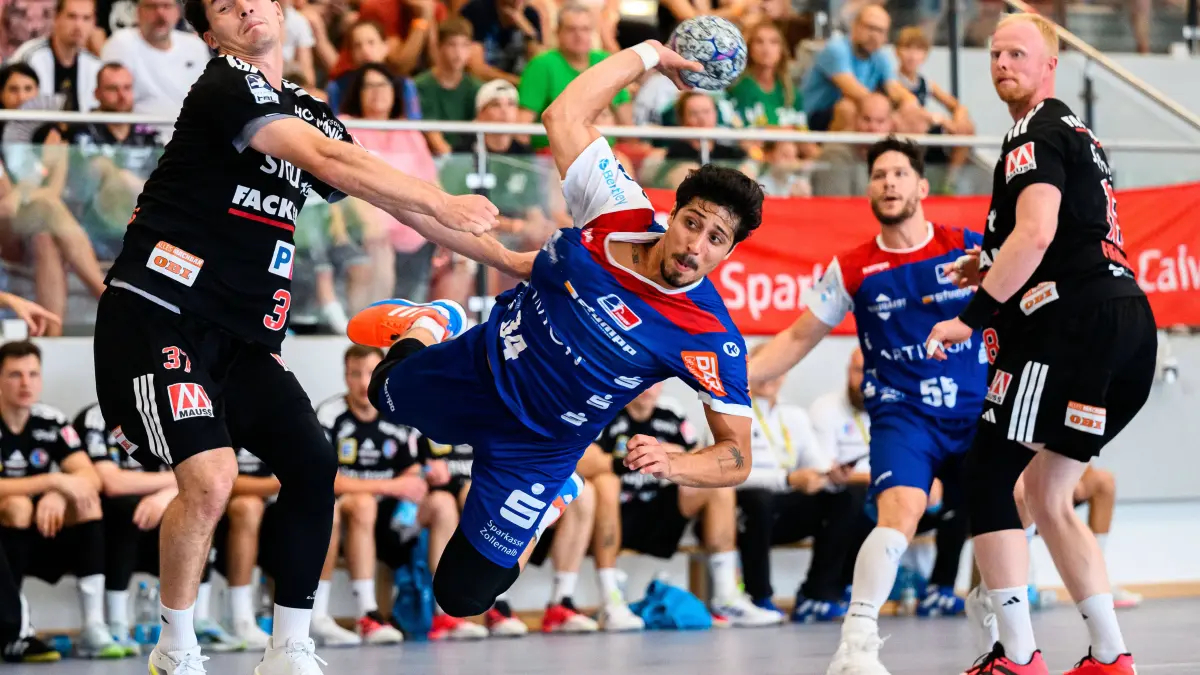 HBW Balingen - HC Erlangen : Altensteig: SCup - Spiel Platz 3 - 26/27 - HBW Balingen - HC Erlangen v.li. Lucca Bialowas Erlangen, Yonatan Dayan Balingen Altensteig Eichwaldhalle Baden-Württemberg Deutschland *** Altensteig SCup Match for 3rd Place 2627 HBW Balingen vs. HC Erlangen from left: Lucca Bialowas Erlangen, Yonatan Dayan Balingen Altensteig, Eichwaldhalle, Baden-Württemberg, Germany
