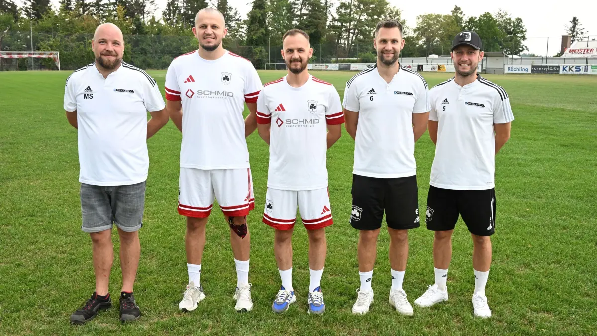 Als Aufsteiger wollen die Sportfreunde Salzstetten gut in die Bezirksliga starten: Fußball-Abteilungsleiter Matthäus Stasch (von links), Norbert Neumann, Dino Abdagic, Co-Trainer Daniel Wehle, Spielertrainer Marc Bühler.