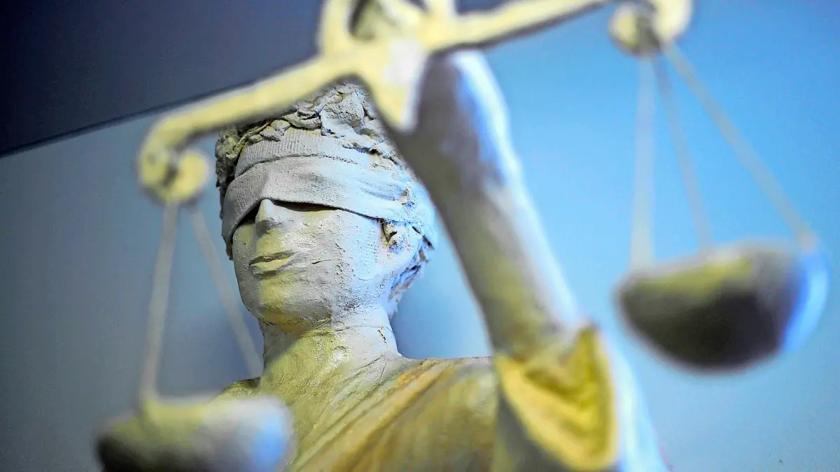 Die Staatsanwaltschaft warf den Angeklagten vor, am 8. Mai 2022 die türkischen Feiernden beschimpft, bedroht und mehrere Personen verletzt zu haben (Symbolbild).