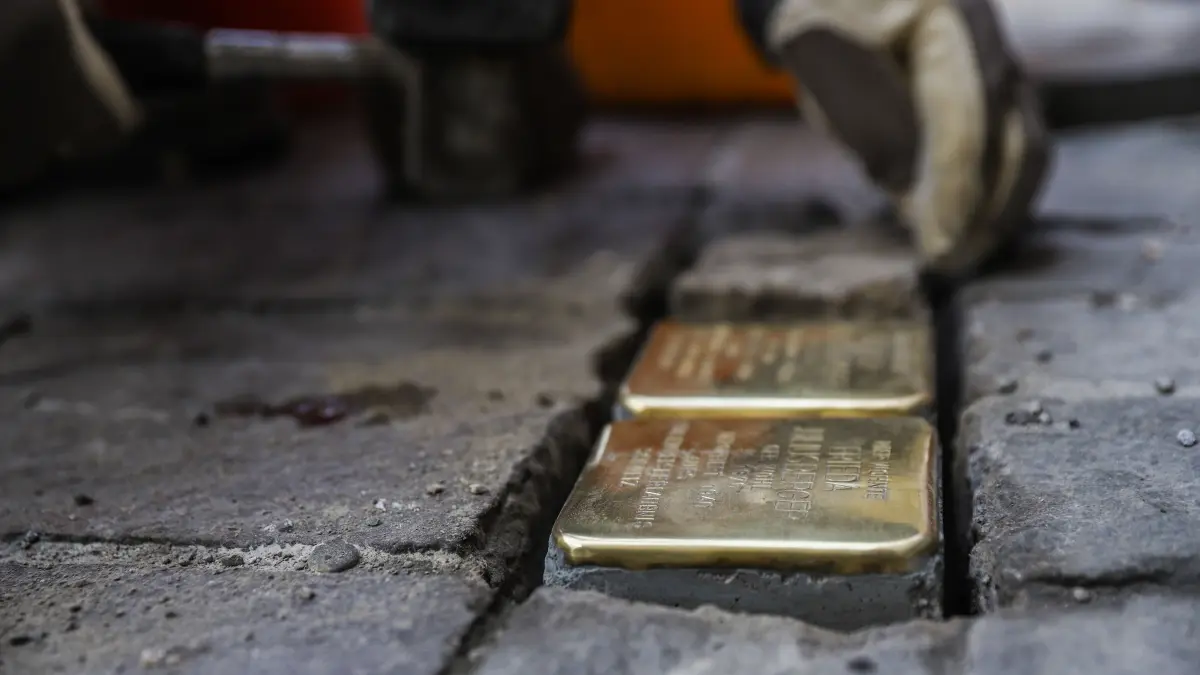 Die Stolpersteine stehen für die Auseinandersetzung der Stadt Lörrach mit der Zeit des Nationalsozialismus.
