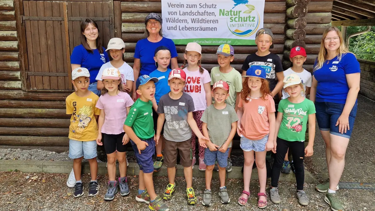Die Teilnehmer des Kinderferienprogramms der Naturschutzinitiative an der Hondinger Langentalhütte haben gemeinsam mit Organisatorin Angelika Sitte (hinten Mitte) sowie den beiden weiteren Betreuerinnen Nora Bausch (hinten links) sowie Sarah Kieffer (hinten rechts) jede Menge Spaß beim Spielen, Basteln und Entdecken der Tiere und Pflanzen in der Natur.