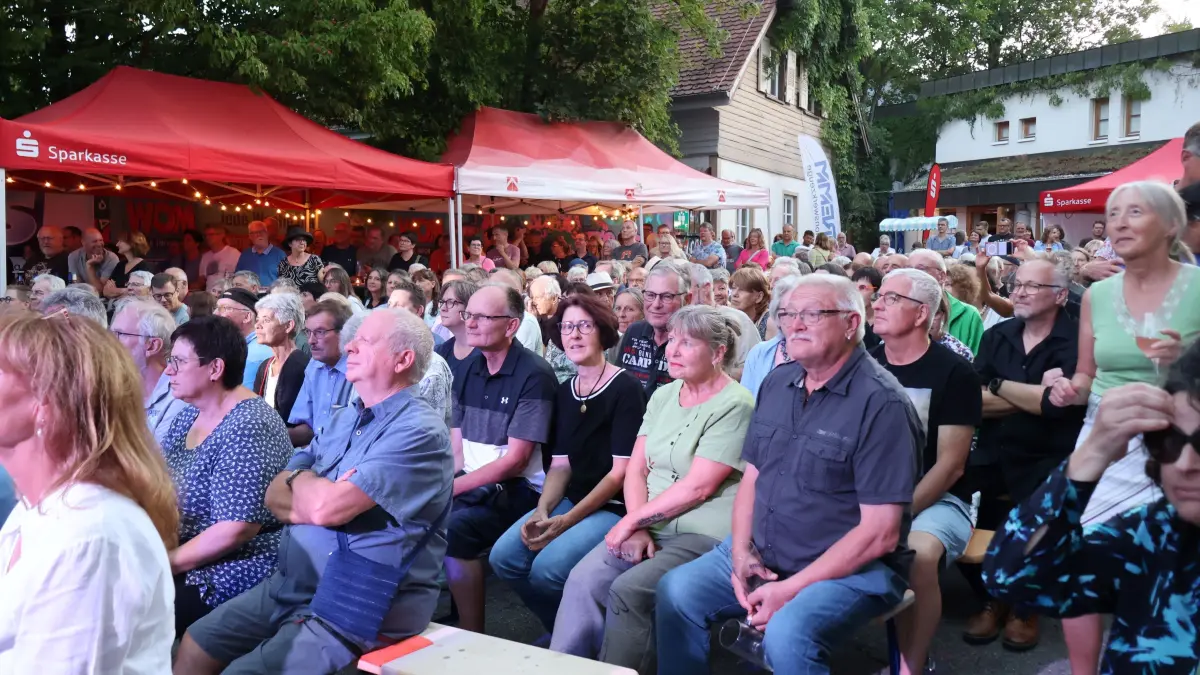 Begeistert zeigte sich das Publikum vom Auftritt von Alex Köberlein im ausverkauften Innenhof.