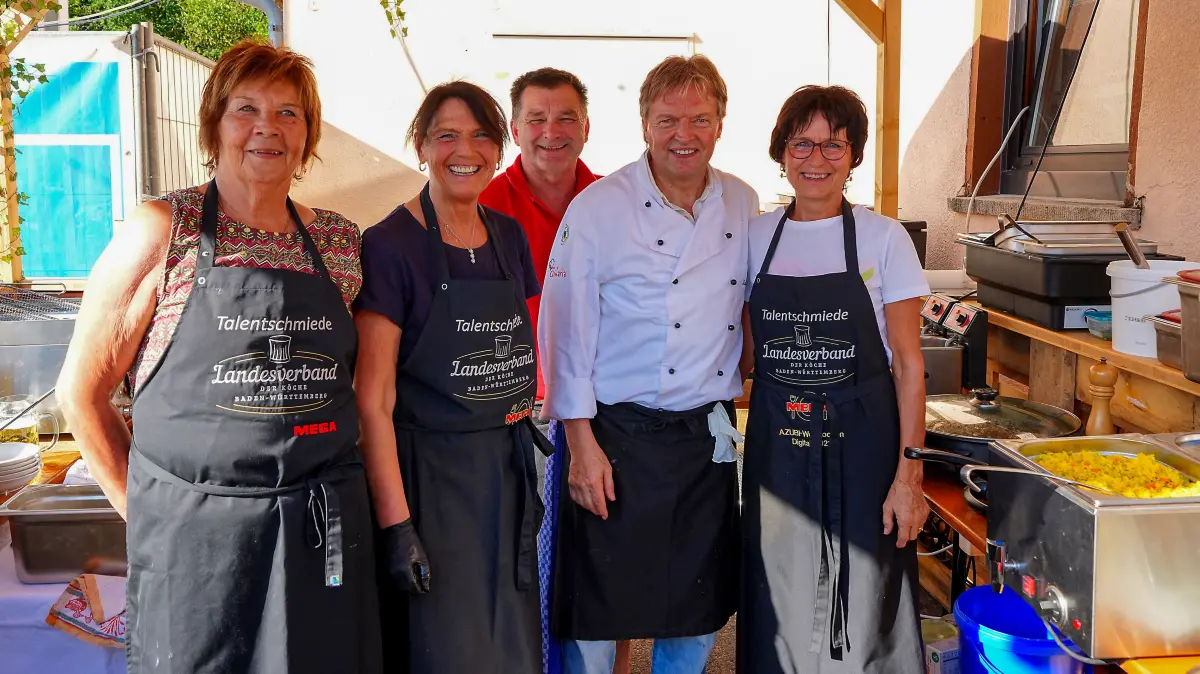 Sie kümmerten sich zum letzten Mal um den kulinarischen Höhepunkt der Strandbar, von links: Angelika Niebergall, Christa Schneiderhahn, Axel Kaupp, Karl und Conny Nafz.
