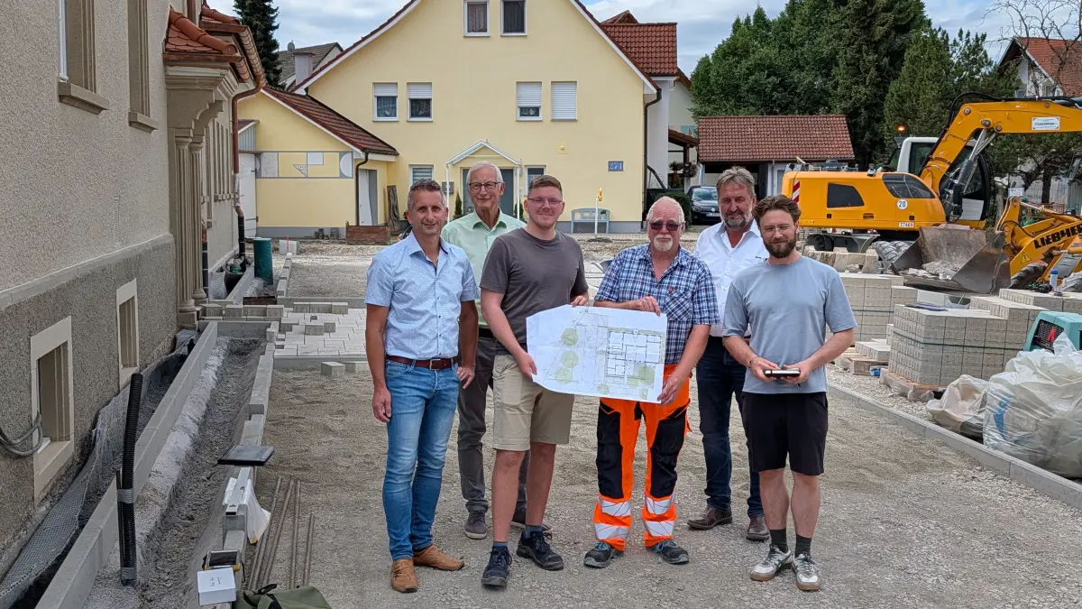 Die Arbeiter haben in der Gluthitze der letzten Wochen alles gegeben. Jetzt präsentieren (von links) Ortsbaumeister Patrick Lutz, Hauptamtsleiter Martin Weißhaar, Dominik Seidt, Freiraumwerkstatt, Andreas Silberhorn, Plier, Oliver Sigg, Firma Schöppler, sowie Bauleiter Jorri Neubart von Freiraumwerkstatt die Pläne.