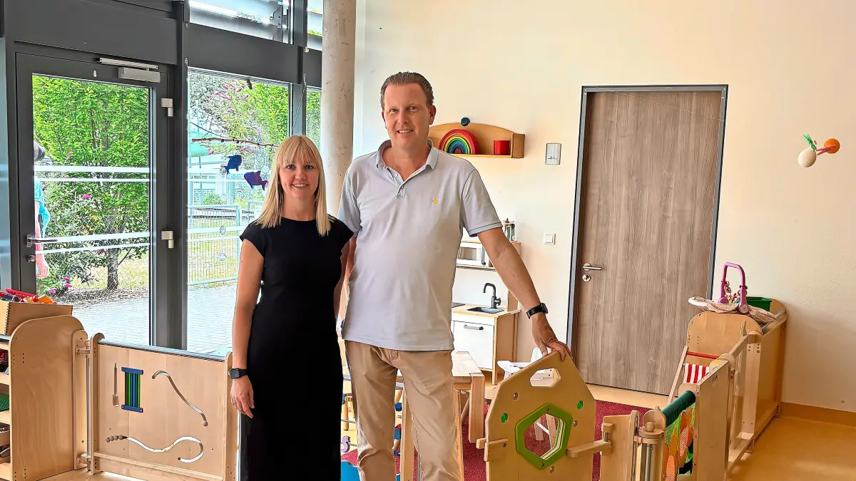 Jasmin Hauser (Leitung Kindergarten) und Herr Sven Wahl (Vorstandsvorsitzender der Luisenklinik) in den Räumlichkeiten der Luisenzwerge.