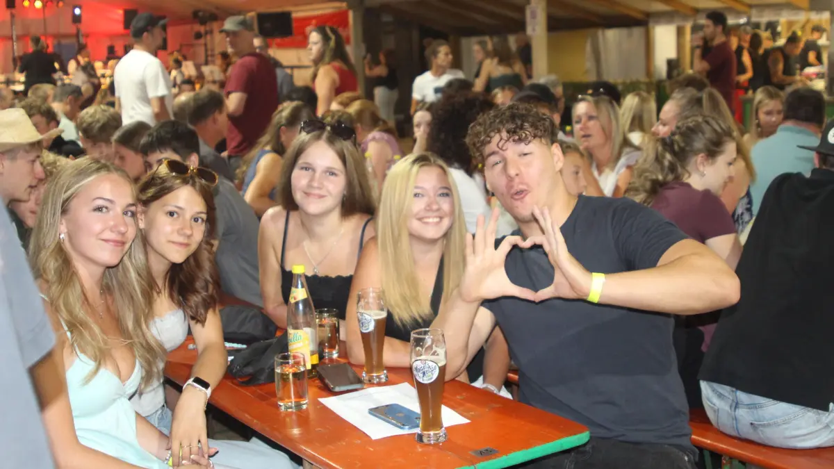 Am Samstagabend waren viele junge Leute im Festzelt, um zu feiern.