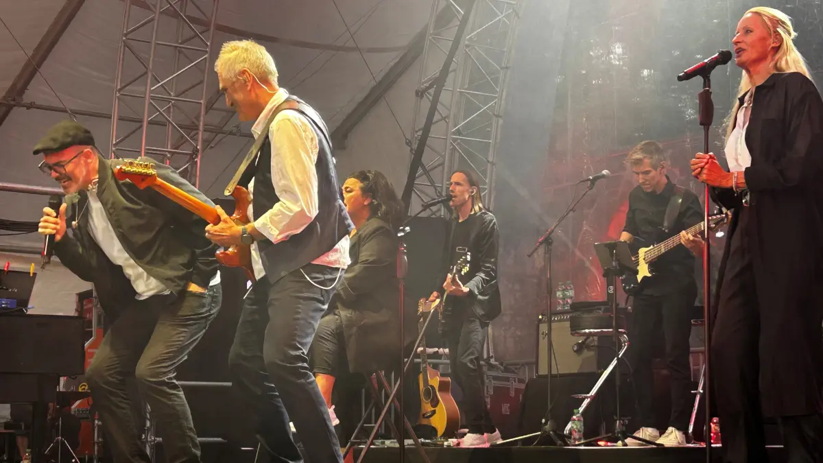 Das Ensemble der SWR-Reihe Pop & Poesie begeistert beim Calwer Klostersommer die Besucher.