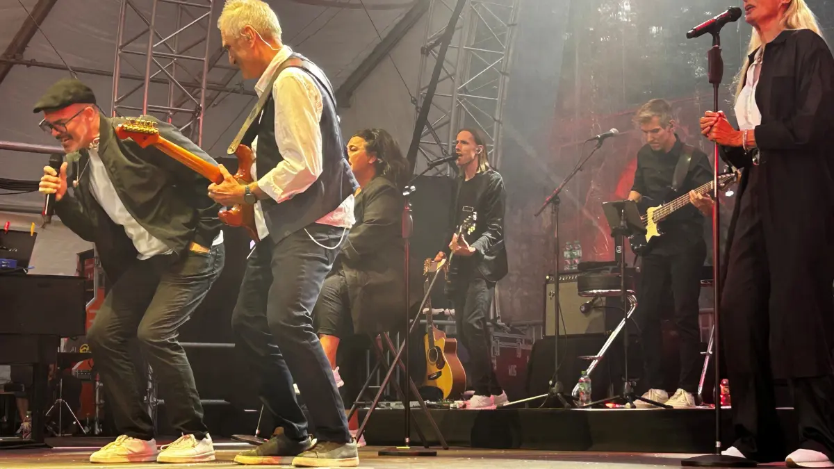 Das Ensemble der SWR-Reihe Pop & Poesie begeistert beim Calwer Klostersommer die Besucher.