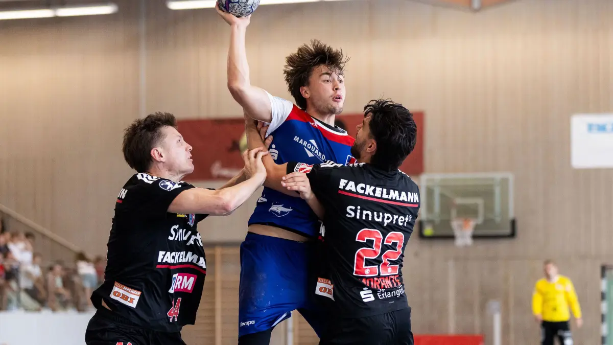 GER, HBW Balingen-Weilstetten vs. HC Erlangen, Handball, Vorbereitung, Turnier, S-Cup Altensteig, Spiel um Platz 3, Spielzeit 2026/2027, 09.08.2026,: Elias HUBER (HBW Balingen-Weilstetten, #07) im Zweikampf gegen Christoph STEINERT (HC Erlangen, #44) und Eloy Morante MALDONADO (HC Erlangen, #22)
GER, HBW Balingen-Weilstetten vs. HC Erlangen, Handball, Vorbereitung, Turnier, S-Cup Altensteig, Spiel um Platz 3, Spielzeit 2026/2027, 09.08.2026,
Foto: Eibner-Pressefoto/Oliver Schmidt