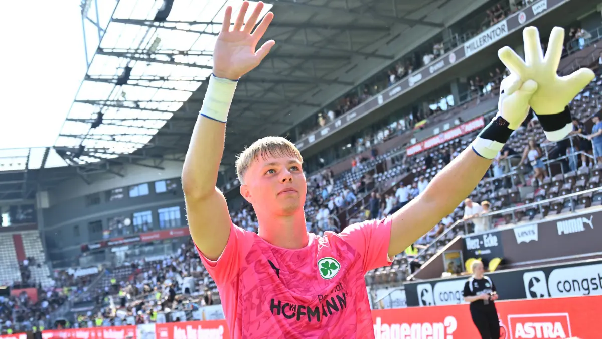 FC Sankt Pauli - SpVgg Greuther Fürth: 09.08.2026 - Fussball - Saison 2026 2027 - 2. Fussball - Bundesliga - 01. Spieltag: FC Sankt St Pauli STP - SpVgg Greuther Fürth SGF Kleeblatt - Sportfoto Zink/ - xwoxzix - DFL regulations prohibit any use of photographs as image sequences and/or quasi-video - only for editorial use - Florian Hellstern 1, SpVgg Greuther Fürth nach Spielende *** August 9, 2026 Soccer Season 20262027, 2nd Bundesliga, Matchday 1: FC Sankt St. Pauli STP vs. SpVgg Greuther Fürth SGF Kleeblatt Sports Photo by Zink xwoxzix. DFL regulations prohibit any use of photographs as image sequences and/or quasi-video for editorial use only. Florian Hellstern 1, SpVgg Greuther Fürth after the final whistle