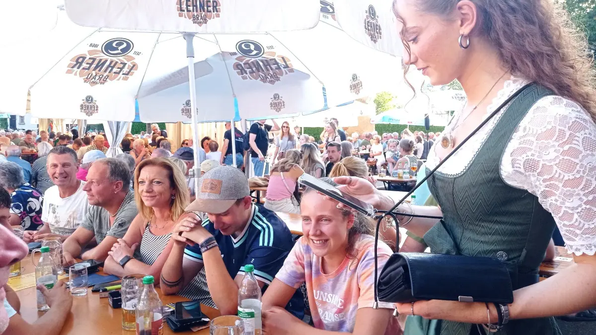 Alle Hände voll zu tun hatten die vereinseigenen Servicekräfte des Musikvereins und des Sportvereins Heiligenzimmern.