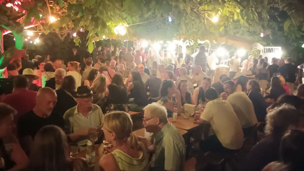 Illuminiert war der "Weinweg in Flammen", allerdings musste die Veranstaltung ohne offenes Feuer auskommen. Der Atmosphäre hat es nicht viel ausgemacht – die Besucher kamen.