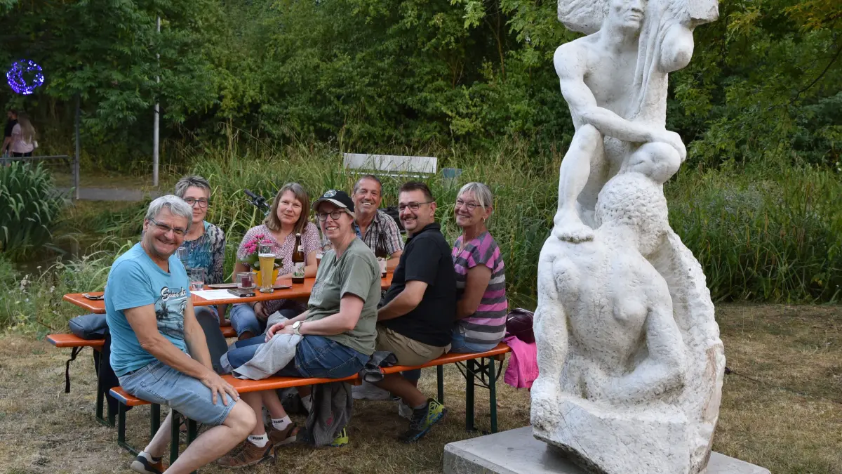 Die Stimmung beim Sommerhock für Daheimgebliebene an der Teichlandschaft hinter dem Don-Bosco-Haus ist gut. Nicht nur Ikarus und Empedokles sind bester Laune.