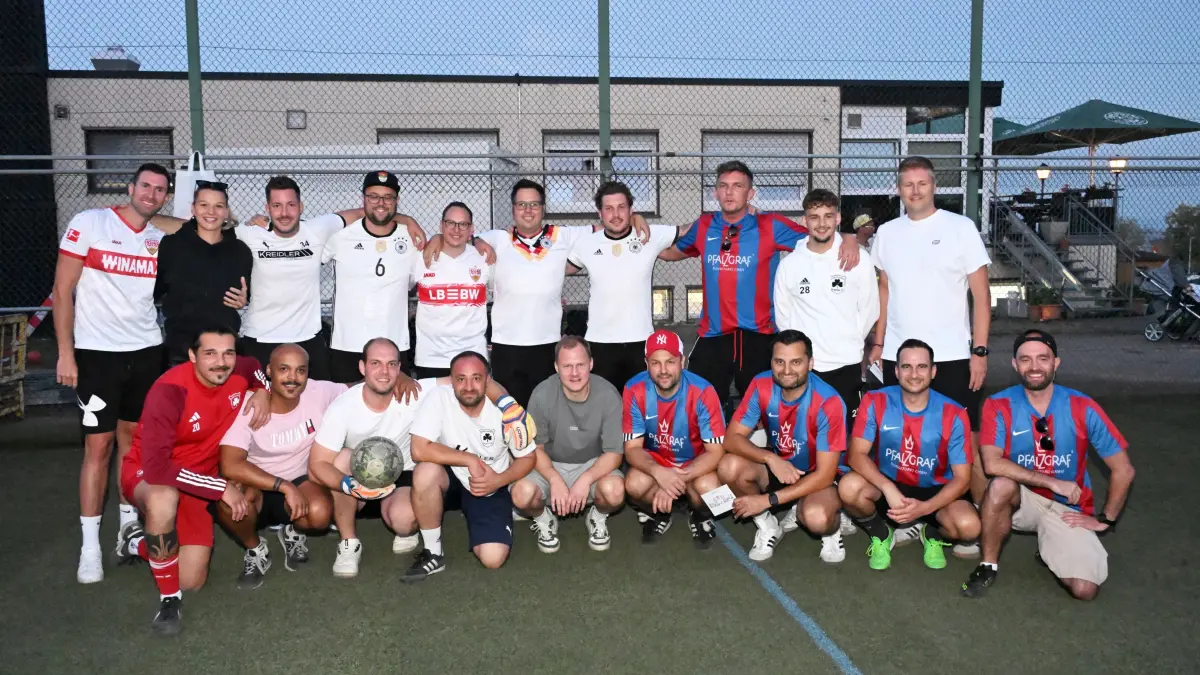 Beim Wolfäcker-Neun-Meter-Cup in Salzstetten wurden die drei besten Mannschaften prämiert.