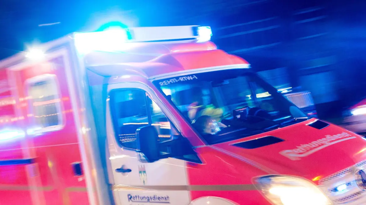 Rettungswagen NRW: ARCHIV - 17.10.2015, Nordrhein-Westfalen, Recklinghausen: Ein Rettungswagen der Feuerwehr fährt mit Blaulicht durch eine Straße. (zu dpa: «Streit eskaliert - zwei Verletzte am Dortmunder Bahnhof») Foto: Marcel Kusch/dpa +++ dpa-Bildfunk +++