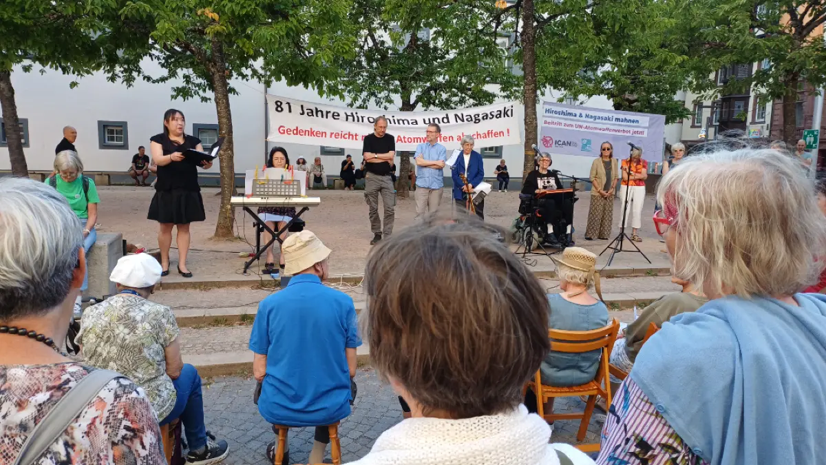 Mit einer Gedenkstunde erinnert das regionale Friedensbündnis VS an die Opfer der Atombombenabwürfe auf Hiroshima und Nagasaki.