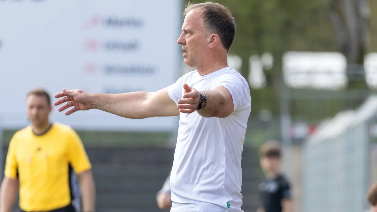 Matthias Uhing FC 08 Villingen, Trainer gibt Anweisungen, gestikuliert mit den Armen, gesticulate, gives instructions , Gestik / Geste / coach gives instructions, gesticulates with arms, gives instructions FC 08 Villingen - FSV 08 Bietigheim-Bissingen, Fussball Oberliga, Saison 2025/2026, 11.04.26 FC 08 Villingen - FSV 08 Bietigheim-Bissingen, Fussball, Oberliga, 27. Spieltag, Saison 2025/2026, 11.04.26 Villingen *** Matthias Uhing FC 08 Villingen, coach gives instructions, gestures with arms, gesticulates, gives instructions , gesture gesture coach gives instructions, gesticulates with arms, gives instructions FC 08 Villingen FSV 08 Bietigheim Bissingen, Soccer Oberliga, Season 2025 2026, 11 04 26 FC 08 Villingen FSV 08 Bietigheim Bissingen, Soccer, Oberliga, 27 Matchday, Season 2025 2026, 11 04 26 Villingen Copyright: xEibner-Pressefoto/KirstenxJägerx