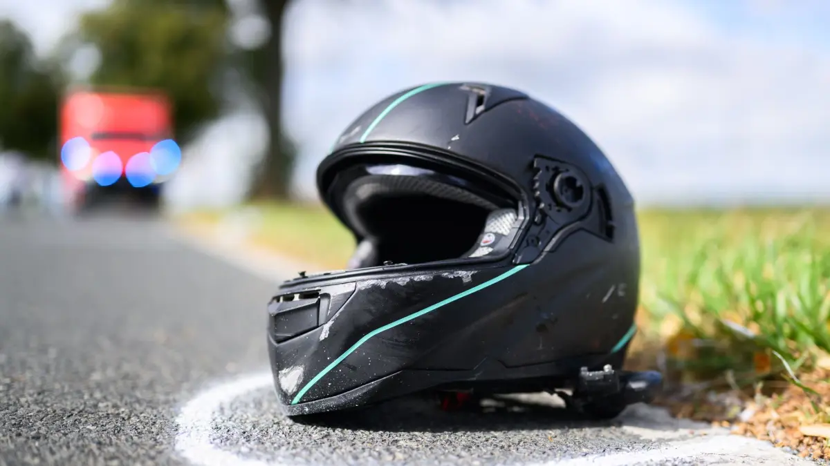 Tödlicher Verkehrsunfall: ARCHIV - 03.09.2025, Niedersachsen, Schulenburg: Der Helm einer Motorradfahrerin liegt nach einem Unfall auf der Straße. (zu dpa: «Gefährliches Überholmanöver: Ein Toter, ein Schwerverletzter») Foto: Julian Stratenschulte/dpa +++ dpa-Bildfunk +++