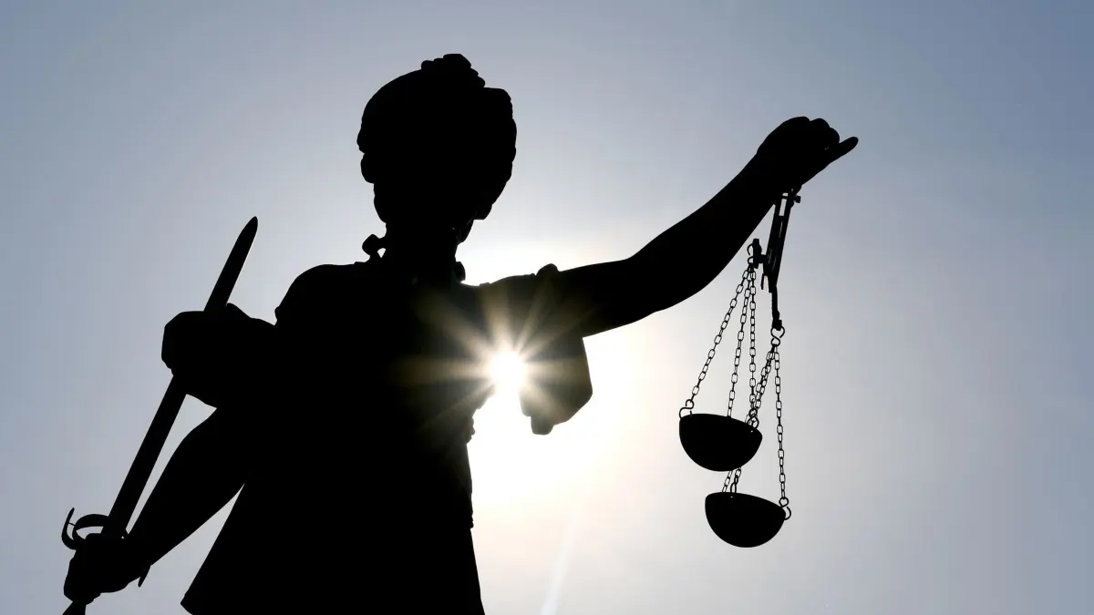 Symbolbild Justizia im Gegenlicht: ARCHIV - Schwebt eine Magersüchtige in Lebensgefahr, hilft manchmal nur noch eine Zwangsernährung. Muss sie dafür fixiert werden, dürfen das die Eltern aber nicht mehr allein entscheiden, sondern ein Gericht. Foto: Arne Dedert/dpa - Honorarfrei nur für Bezieher des Dienstes dpa-Magazin +++ dpa-Magazin +++