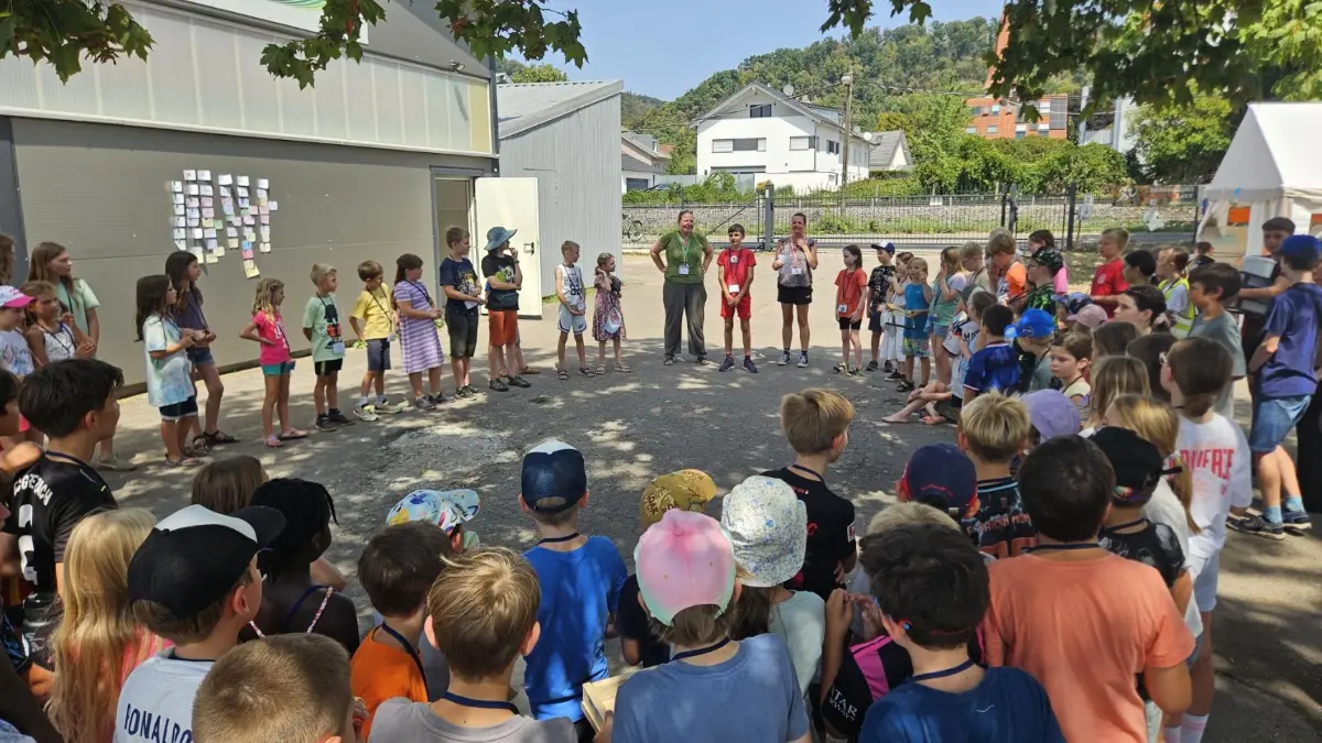 Zum Bürgermeister wählte die Stadt Lias (hinten, rotes Shirt), wie Kerstin Brutschin (hinten links, grünes Shirt) und Gemeinderätin Katja Schäfer verkündeten.