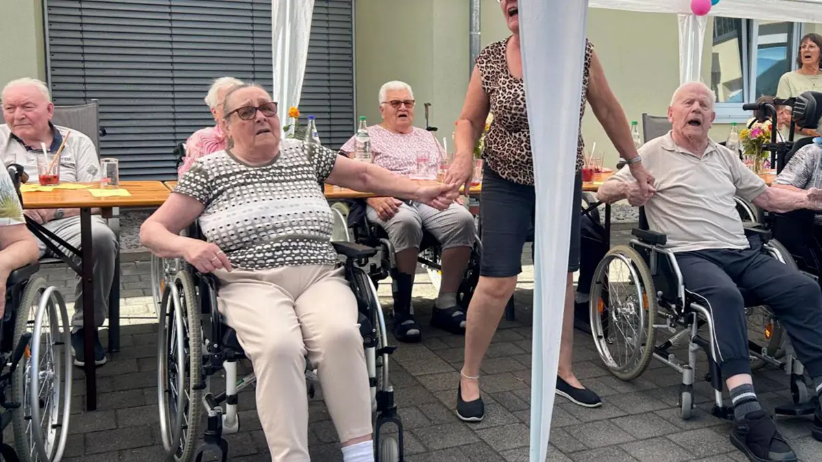 Bei strahlendem Sonnenschein feierten die Bewohner des Seniorenheims Pasodi.
