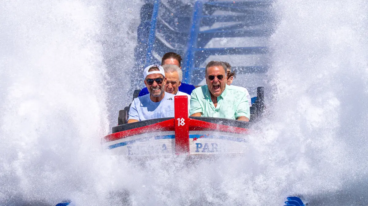 Im Jahr 2025 fuhr Jürgen Klopp (links) anlässlich des 50. Parkgeburtstags zusammen mit Europa-Park-Chef Roland Mack in der Achterbahn „Poseidon“.