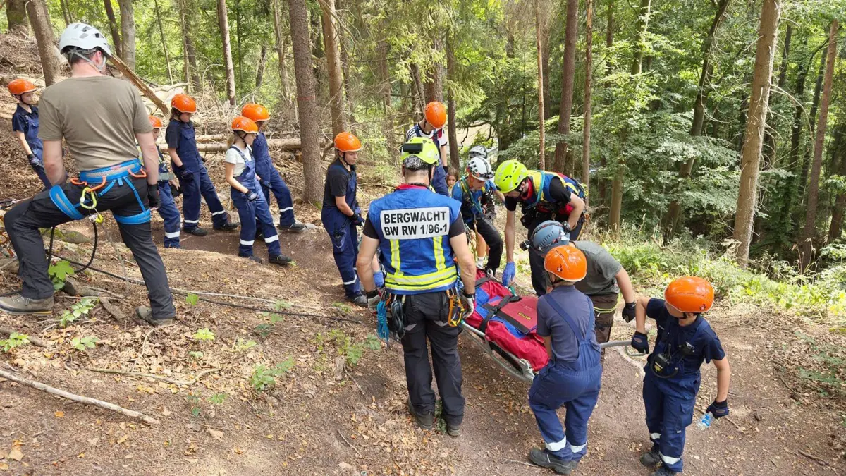 Jugendfeuerwehr hat 24 Stunden Dienst absolviert