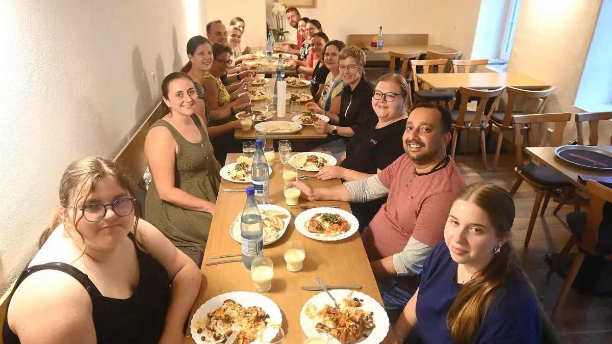 Die ganze Gruppe beim Essen