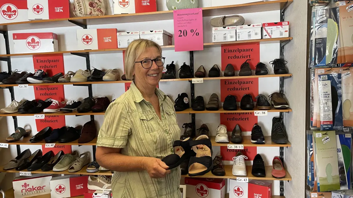 Beate Roßkopf in ihrem Schuhgeschäft