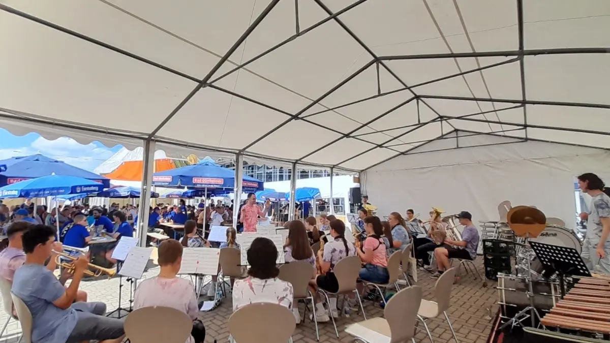 Das Projektjugendorchester aus Eschbronn und Sulgen unter der Leitung von Stefan Hauser unterhält die Gäste beim Sommerhock in Mariazell.