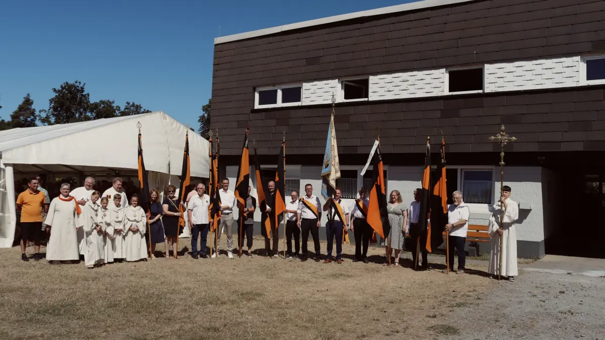 Die zahlreichen Fahnen der benachbarten Kolpingsfamilien sind ein vertrauensvoller Anblick.