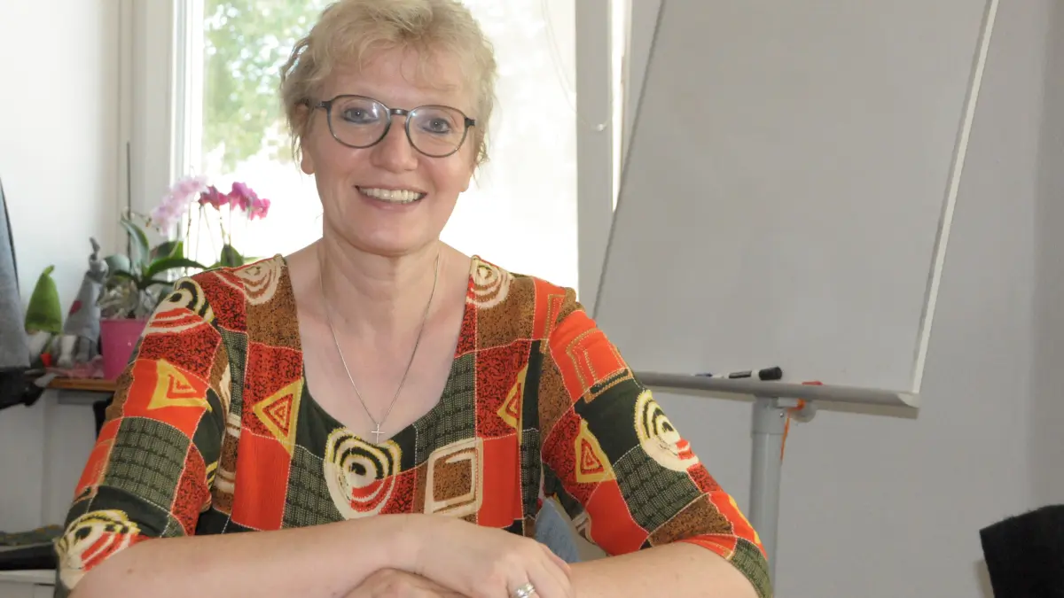 Elke Doerries hilft zusammen mit anderen Ehrenamtlichen im Lerncafé des Freundeskreises Asyl Schulkindern bei den Hausaufgaben und beim Schulstoff. Unter anderem dafür verlieh ihr Bundespräsident Steinmeier das Bundesverdienstkreuz.
