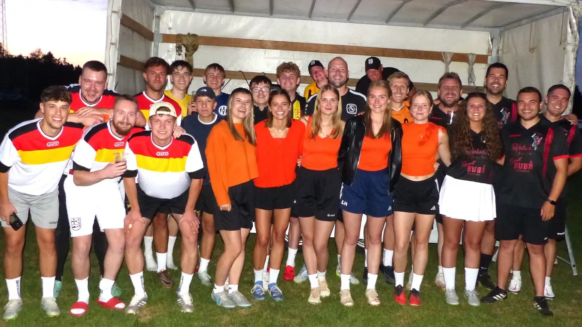 Für ihren Erfolg im Sportbubi Elfmeter-Cup durften die Aperoljäger, das Vorstandsteam der Gayser, das Team Sport-Bubi und der SV Colaweizen ihre Preise in Empfang nehmen.