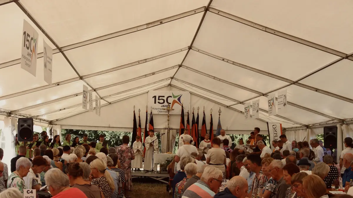 Bei den warmen Temperaturen waren die Gottesdienstgäste über das schattige Dach des Festzelts dankbar.