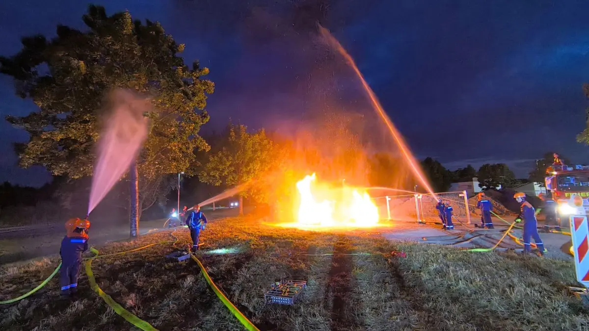 Jugendfeuerwehr hat 24 Stunden Dienst absolviert