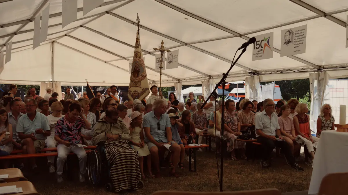 Zum Gottesdienst ist das Festzelt gut besucht.
