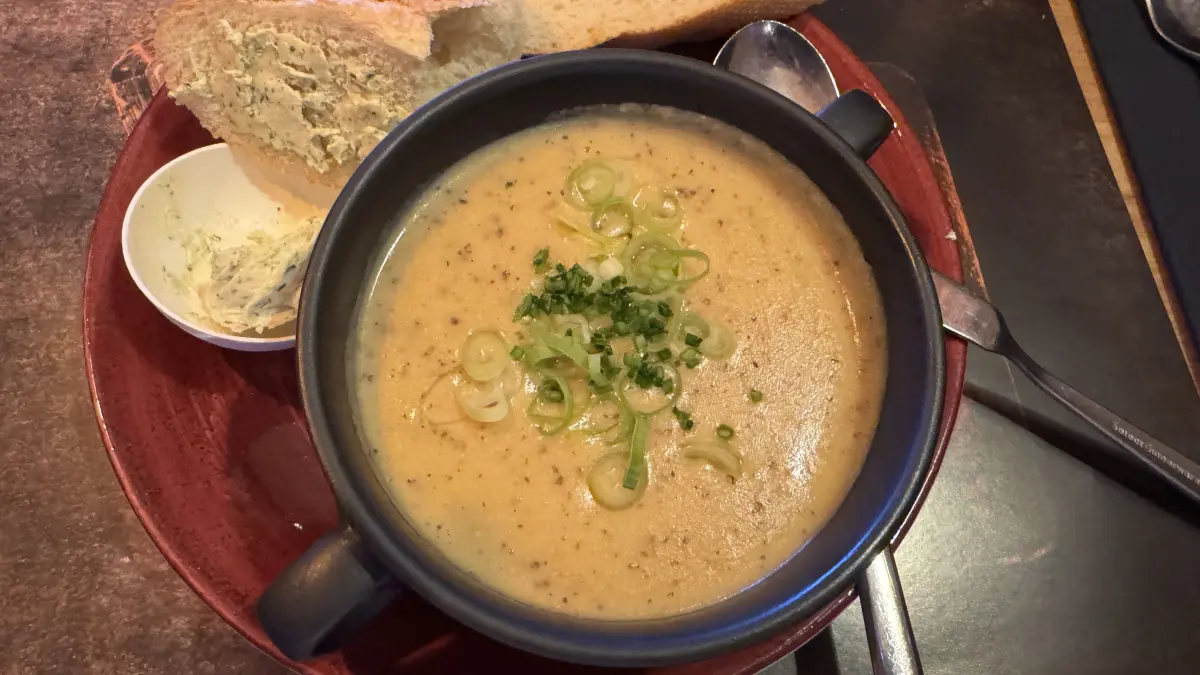 Die friesische Senfsuppe mutet vom Namen her ungewöhnlich an, schmeckt aber wunderbar würzig.