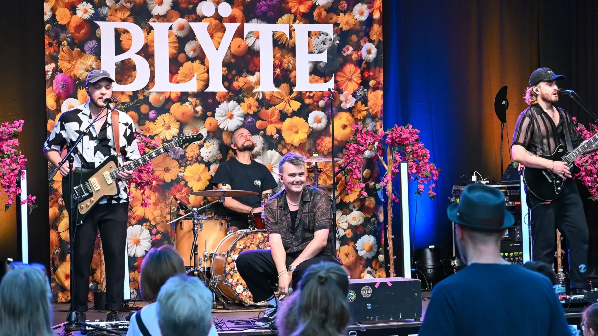 Nehmen das Publikum mit modernem Indie-Synthie-Pop mit: Blÿte aus München
