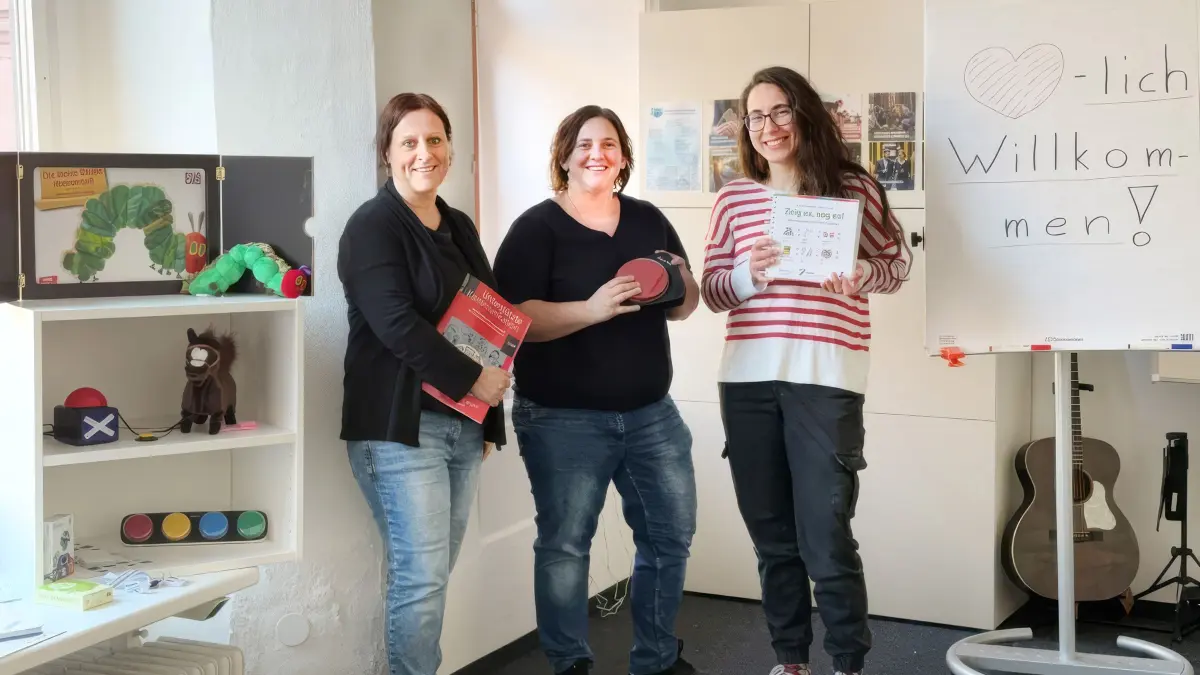 Vielfältige Materialien zur Unterstützung der selbstbestimmten Kommunikation Team der Fachberatungsstelle für Unterstützte Kommunikation (vlnr: Kristina Barth, Manuela Honeck, Jessica Weldle)