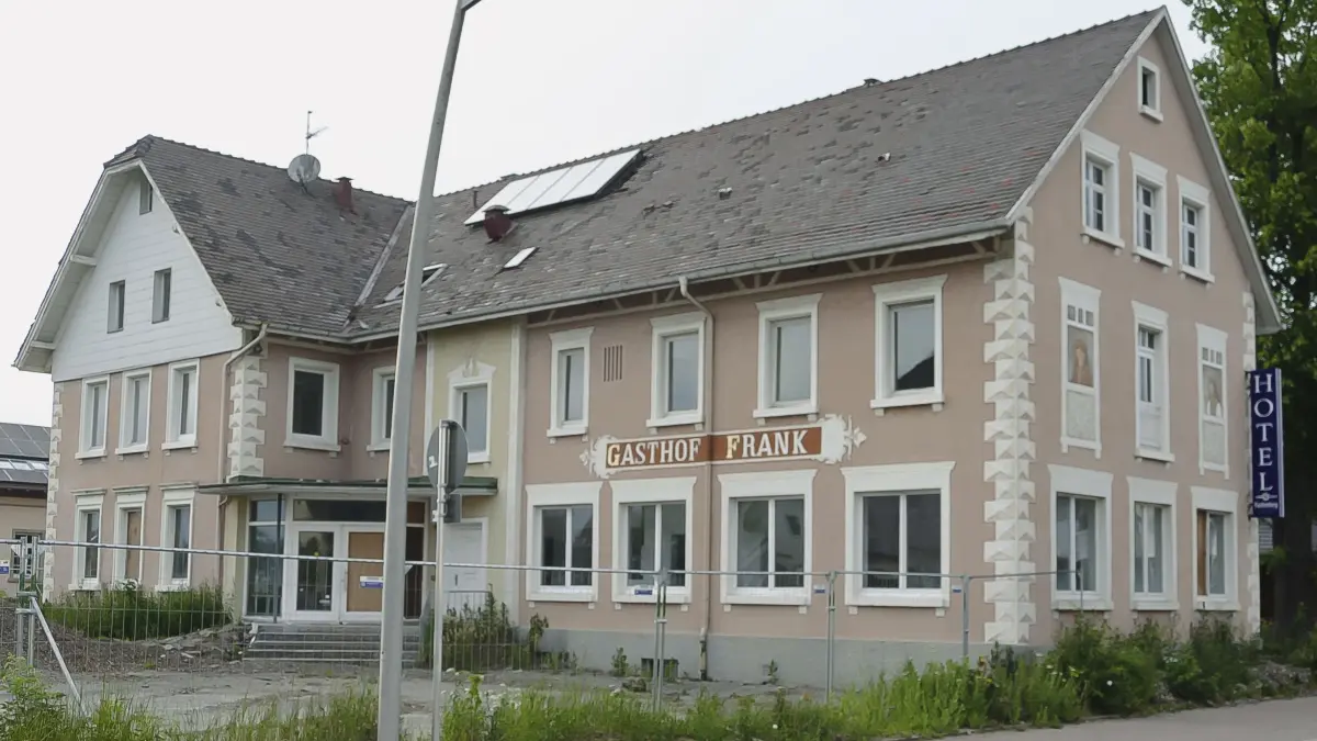Der ehemalige Gasthof Frank, vor dem Brand am 7. Juli.