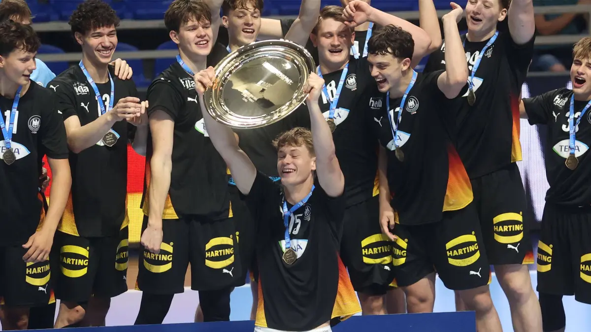 09.08.2026 Belgrade Germany-Slovenia European U18 men s handball championship final tournament final match Vincent Facie: 09.08.2026 Belgrade Germany-Slovenia European U18 men s handball championship final tournament final match Vincent Faciejew,Elvis Ernesto Kretzschmar,Lenn Strobel,Julius Eisend,Malte Martin Elze,Toma Gadza,Tim Loehr Germany celebrate Euro champion plate :