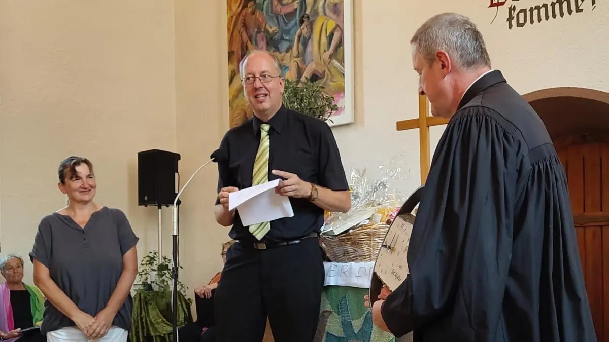 Helga Weißer (Vorstehende Kirchengemeinde Dürrenmettsteten) und Tobias Klautke (Vorstehender Kirchengemeinde Hopfau) bedanken sich bei Pfarrer Wolfgang Müller (rechts).