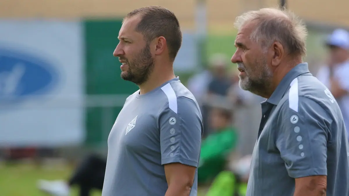 SFG-Trainer Jens Kusterer (links) und Betreuer Martin Roebner bleiben noch ein Testspiel, um Erkenntnisse zu gewinnen.