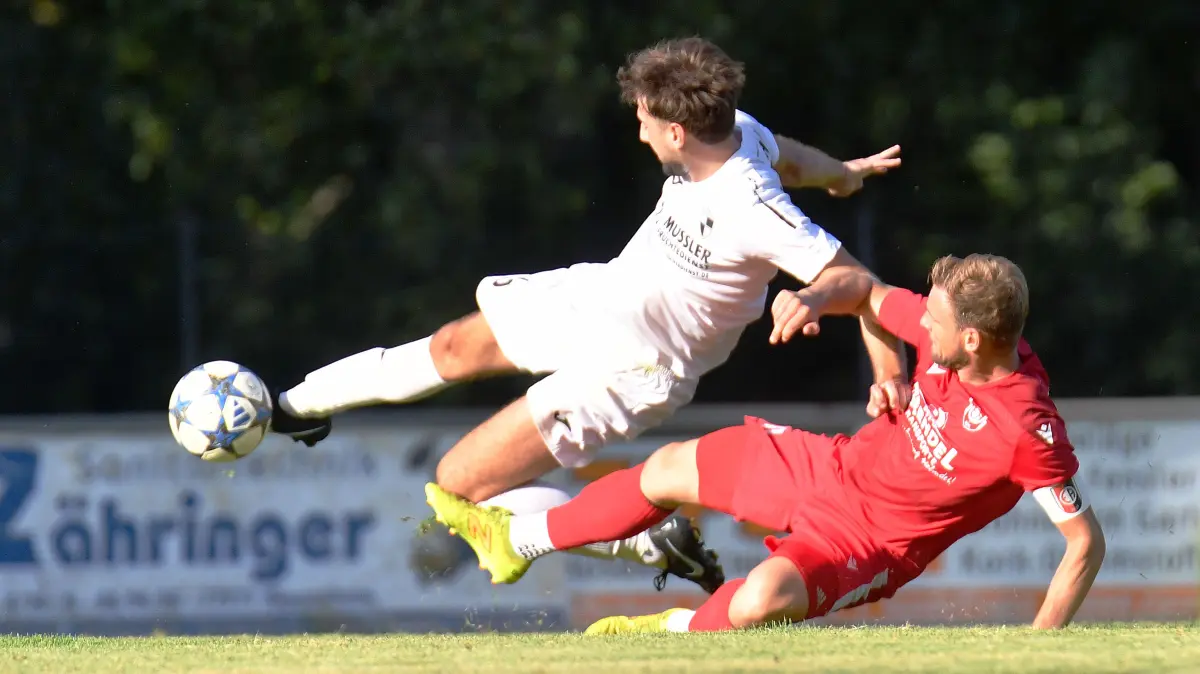 Der Kippenheimer Steffen Mösch (am Ball) wird von Michael Schwanz vom FC Ettenheim-Altdorf attackiert.