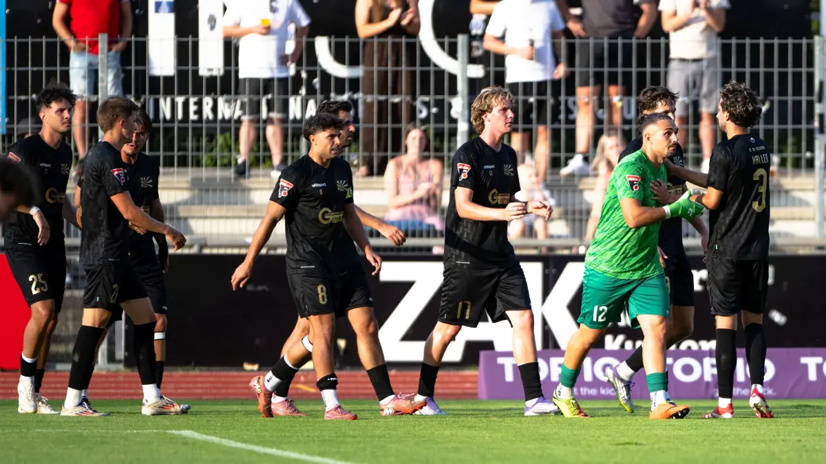 08-Torhüter Andrea Hoxha (grünes Trikot) gratuliert 1:0-Torschütze Dominik Emminger in Balingen.