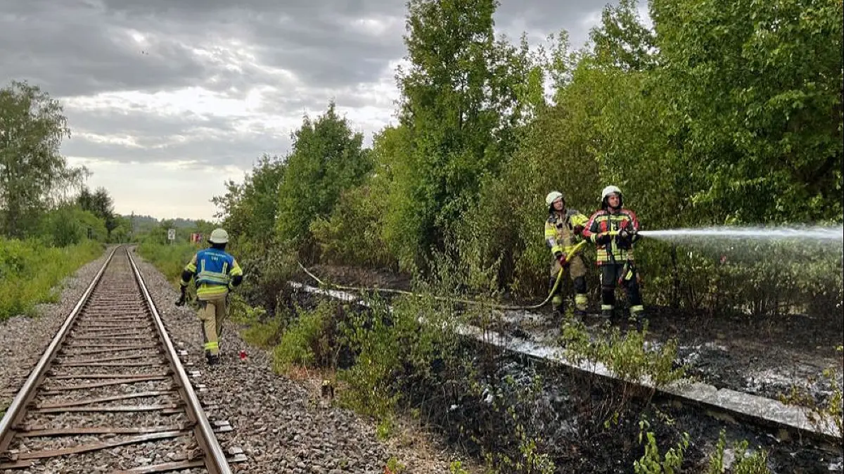 Der Bahnverkehr auf der Zollern-Alb-Bahn war am Sonntagnachmittag wegen des Flächenbrandes vorübergehend eingestellt. Freigegeben wurde die Strecke erst wieder nach einer genauen Kontrolle.