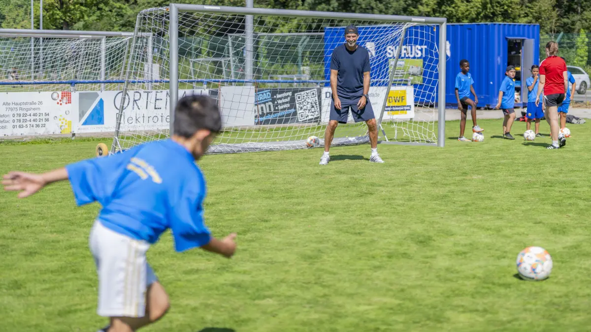 Hier steht Jürgen Klopp im Tor – die Torwartfrage bei der Nationalmannschaft ist noch ungeklärt.
