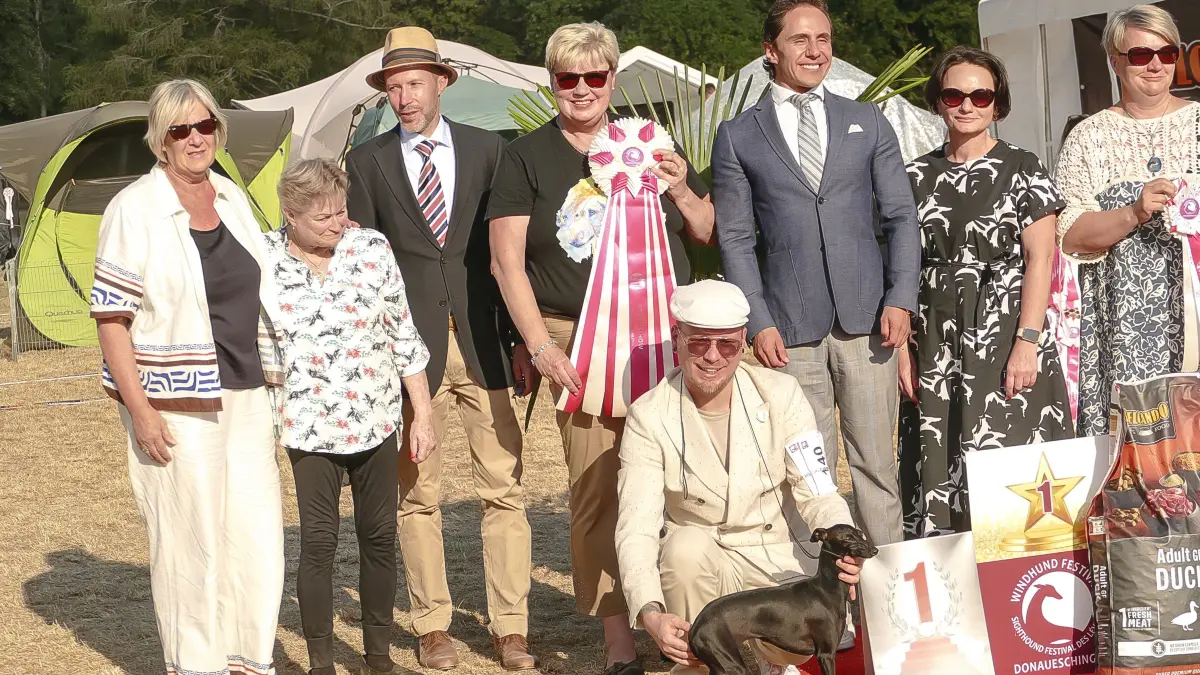 Sieger ist am ersten Tag des Festivals ein Windhund der Rasse Windspiel, der sich mit seinem italienischen Besitzer stolz präsentiert.